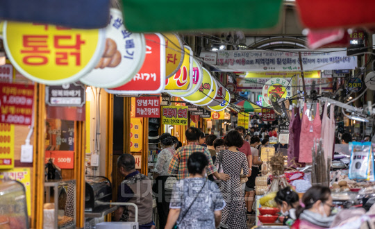 디지털타임스 연중캠페인 '풀뿌리상권 살려내자' 취재진이 방문한 경기도 구리전통시장. 비가 오는 평일이었음에도 불구하고 친구들과 놀러 나온 청년들과 장을 보러 온 시민들, 호객 행위에 한창인 상인들로 북적이는 모습을 보였다. 박동욱기자 fufus@